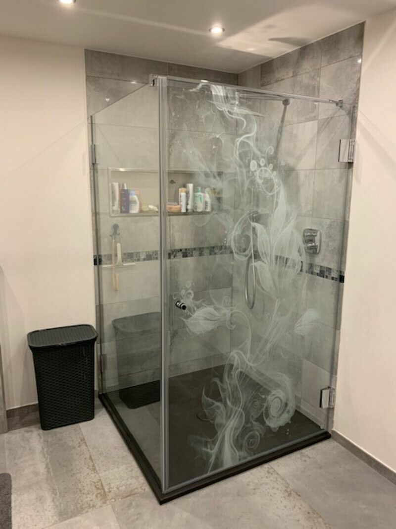 begehbare Dusche mit Wänden aus mit Sandstrahl bearbeitetem Glas