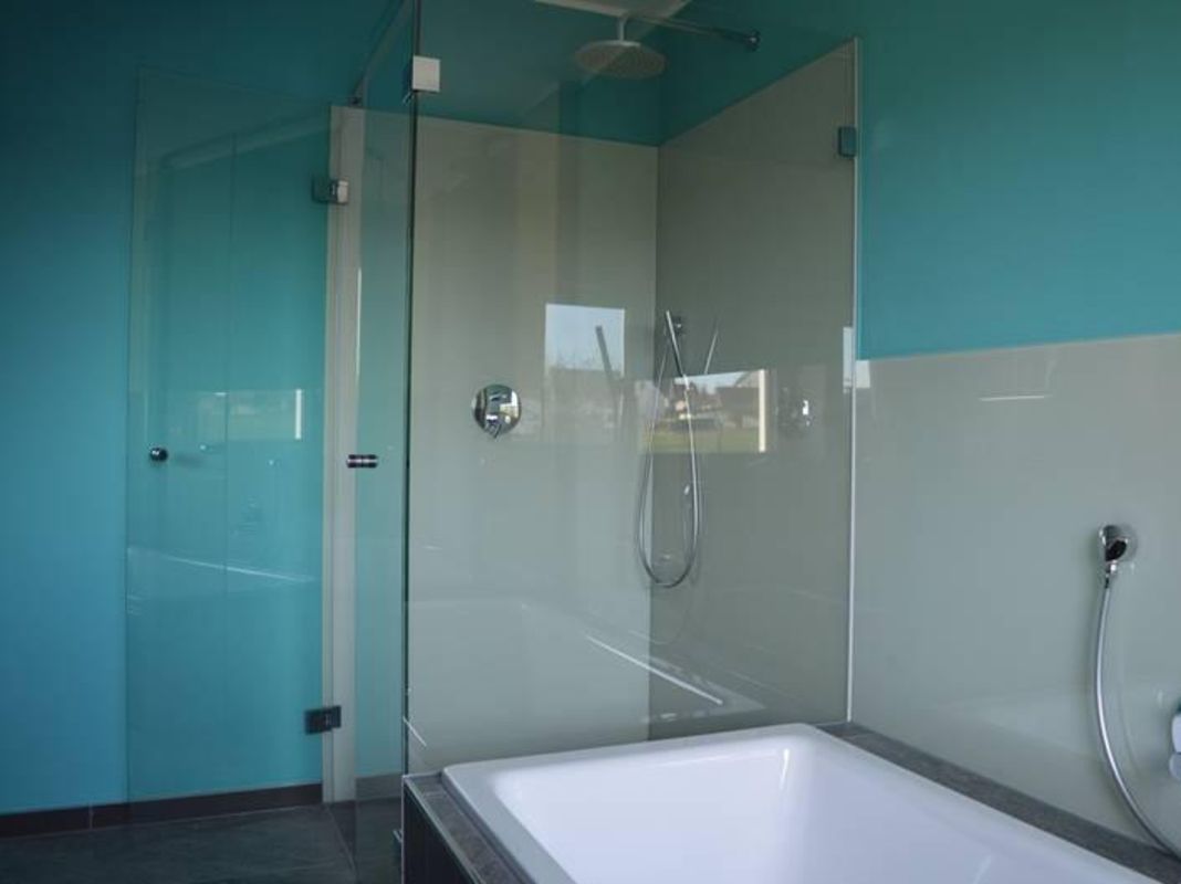 Dusche mit Wänden aus Glas